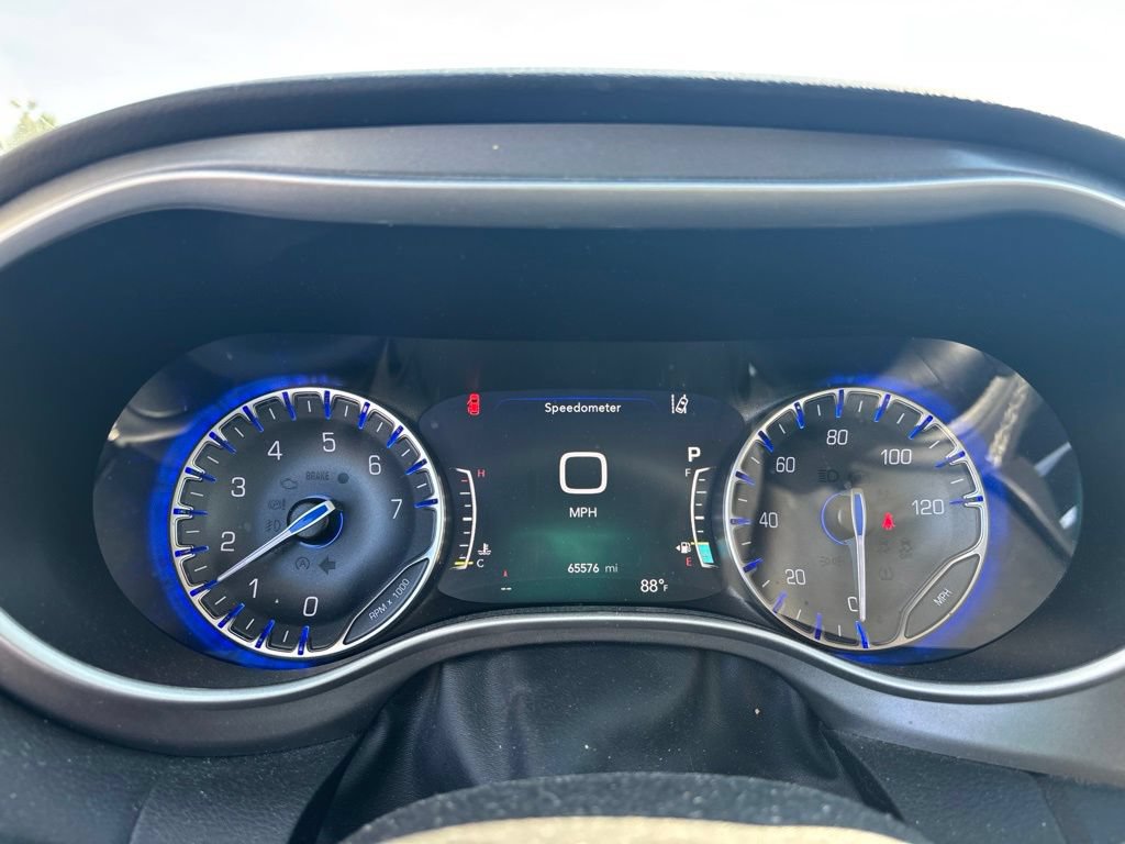 Used 2024 Chrysler Pacifica Touring-L FWD image 7