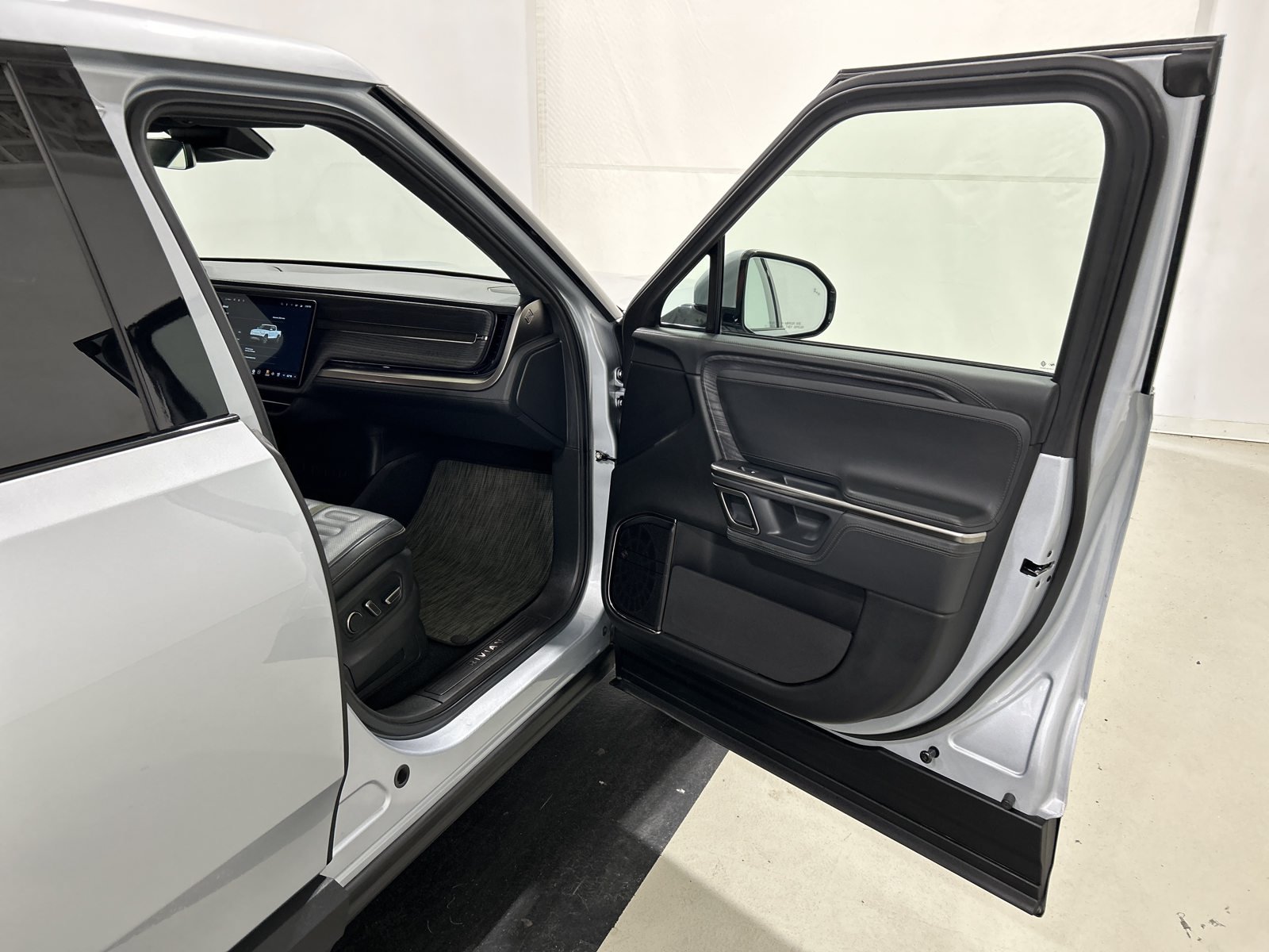 Used 2024 Rivian R1T Adventure Dual AWD/4WD image 18