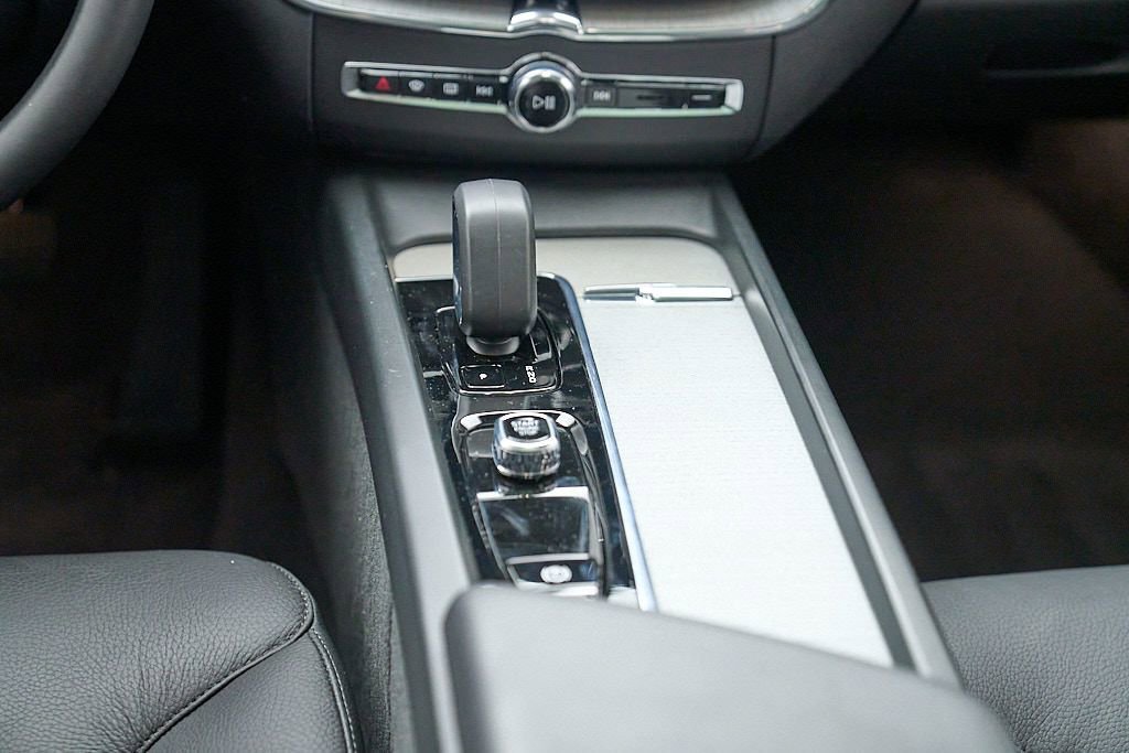 Certified 2025 Volvo XC60 B5 Plus AWD/4WD image 30