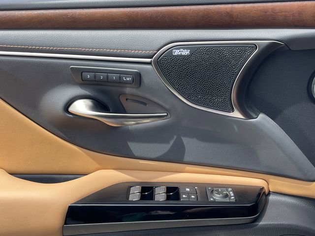 Used 2025 Lexus ES 350 Ultra Luxury w/ Accessory Package (Z2) image 23