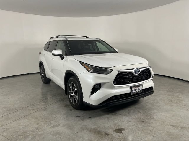 Used 2022 Toyota Highlander XLE AWD/4WD image 2