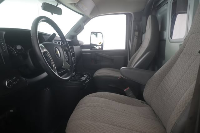 Used 2018 Chevrolet Express 4500 w/ Power Convenience Package RWD image 12