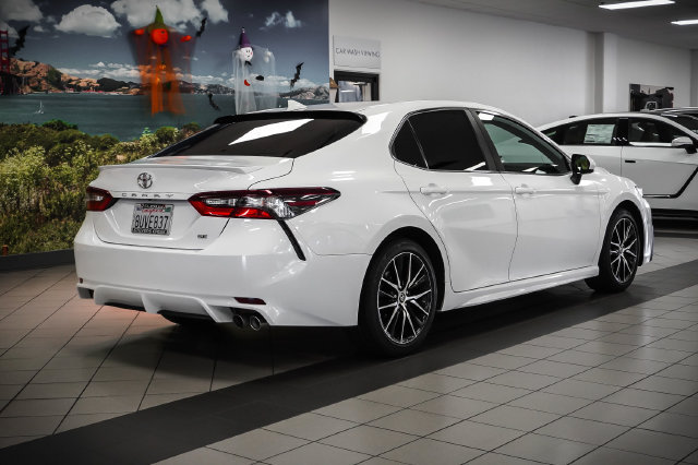Used 2021 Toyota Camry SE FWD image 6