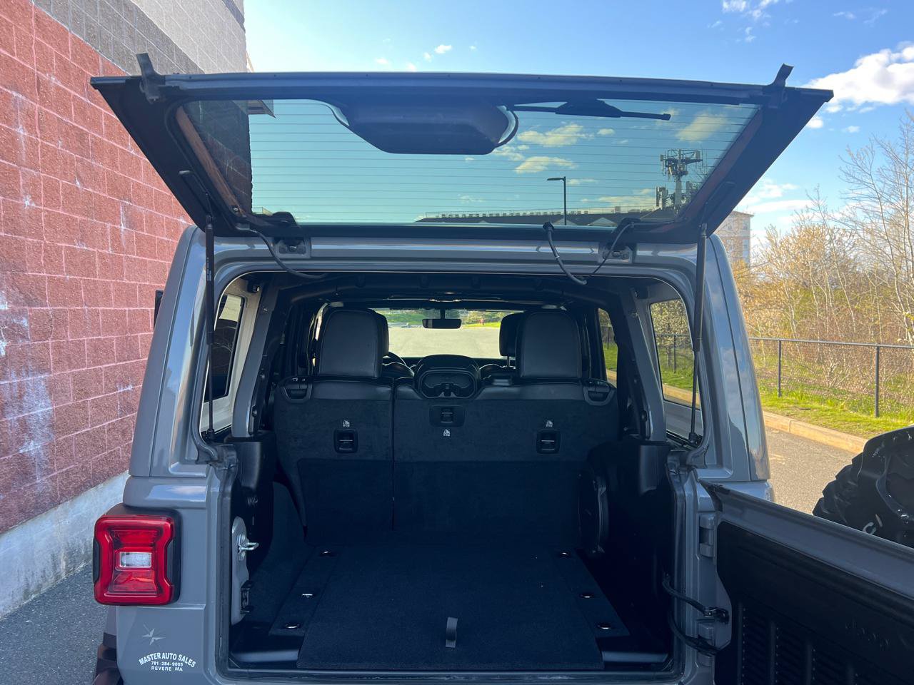 Used 2022 Jeep Wrangler Unlimited Sahara AWD/4WD image 9