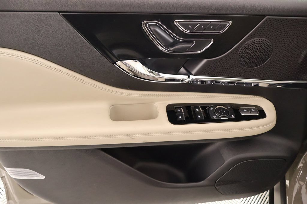 New 2026 Lincoln Corsair Reserve w/ Jet Appearance Package FWD image 17