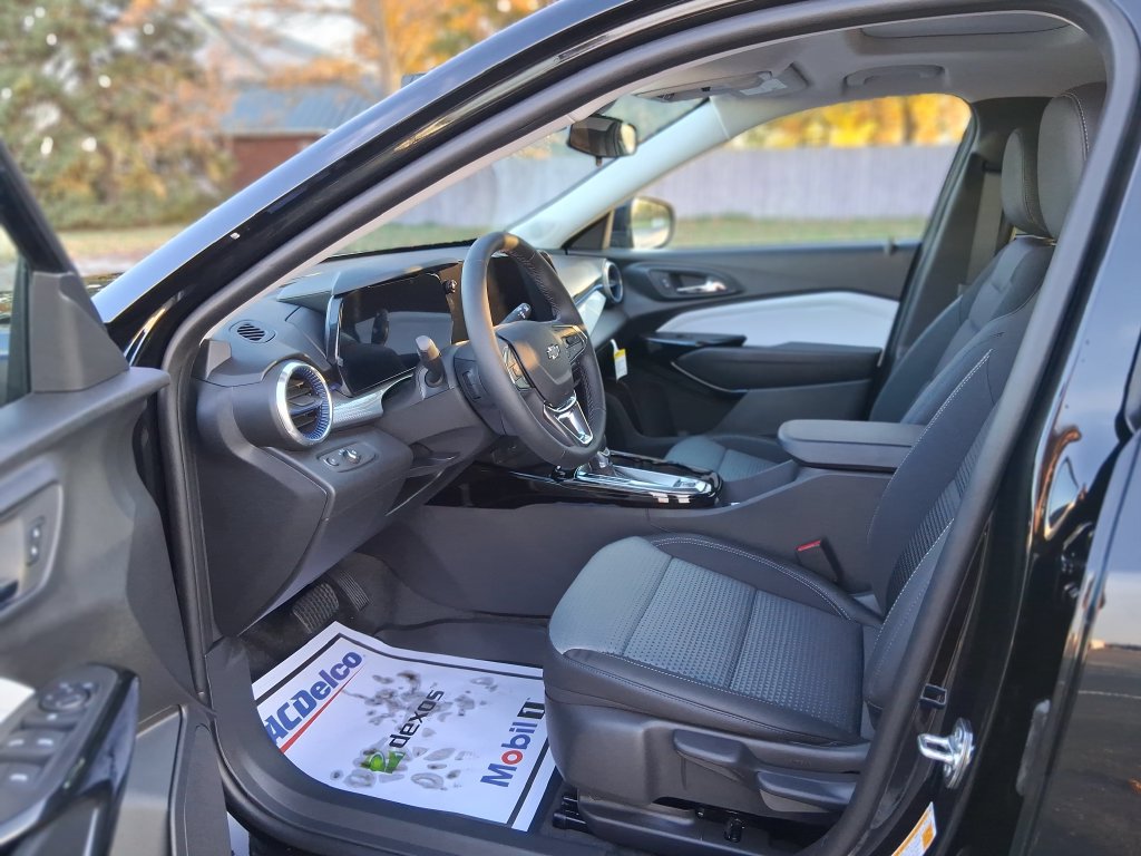 New 2026 Chevrolet Trax LT w/ Sunroof Package FWD image 22