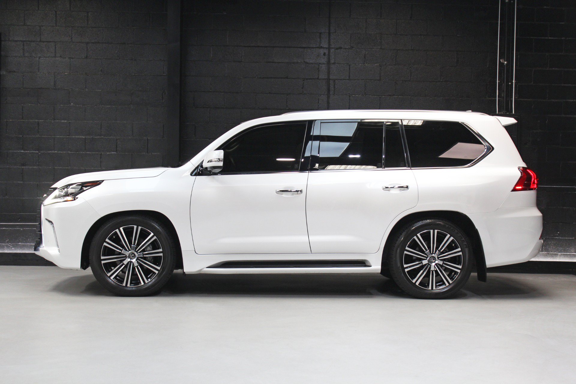 Used 2021 Lexus LX 570 4WD w/ Luxury Package image 3