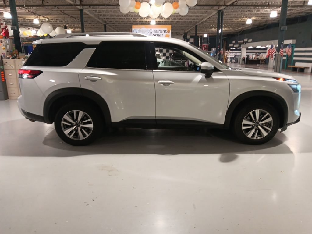 Used 2025 Nissan Pathfinder SL AWD/4WD image 9