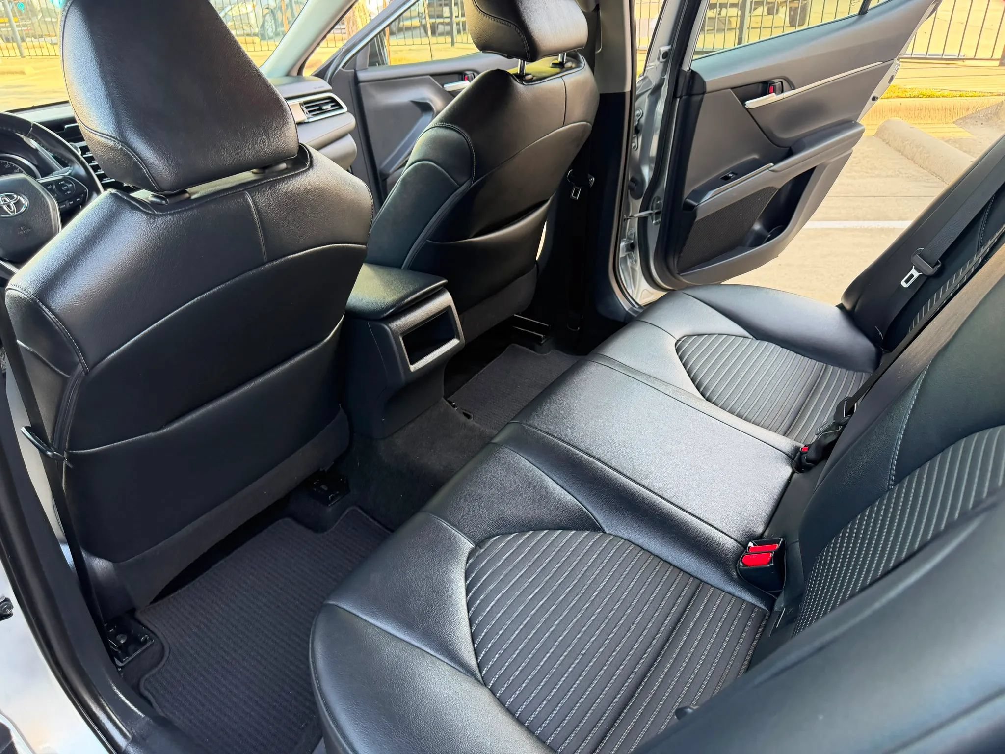 Used 2018 Toyota Camry SE FWD image 19