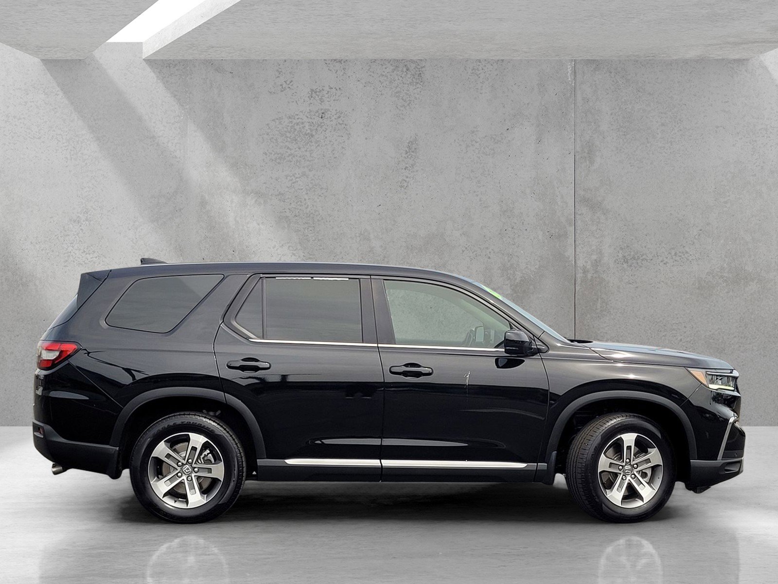 Used 2025 Honda Pilot EX-L image 3