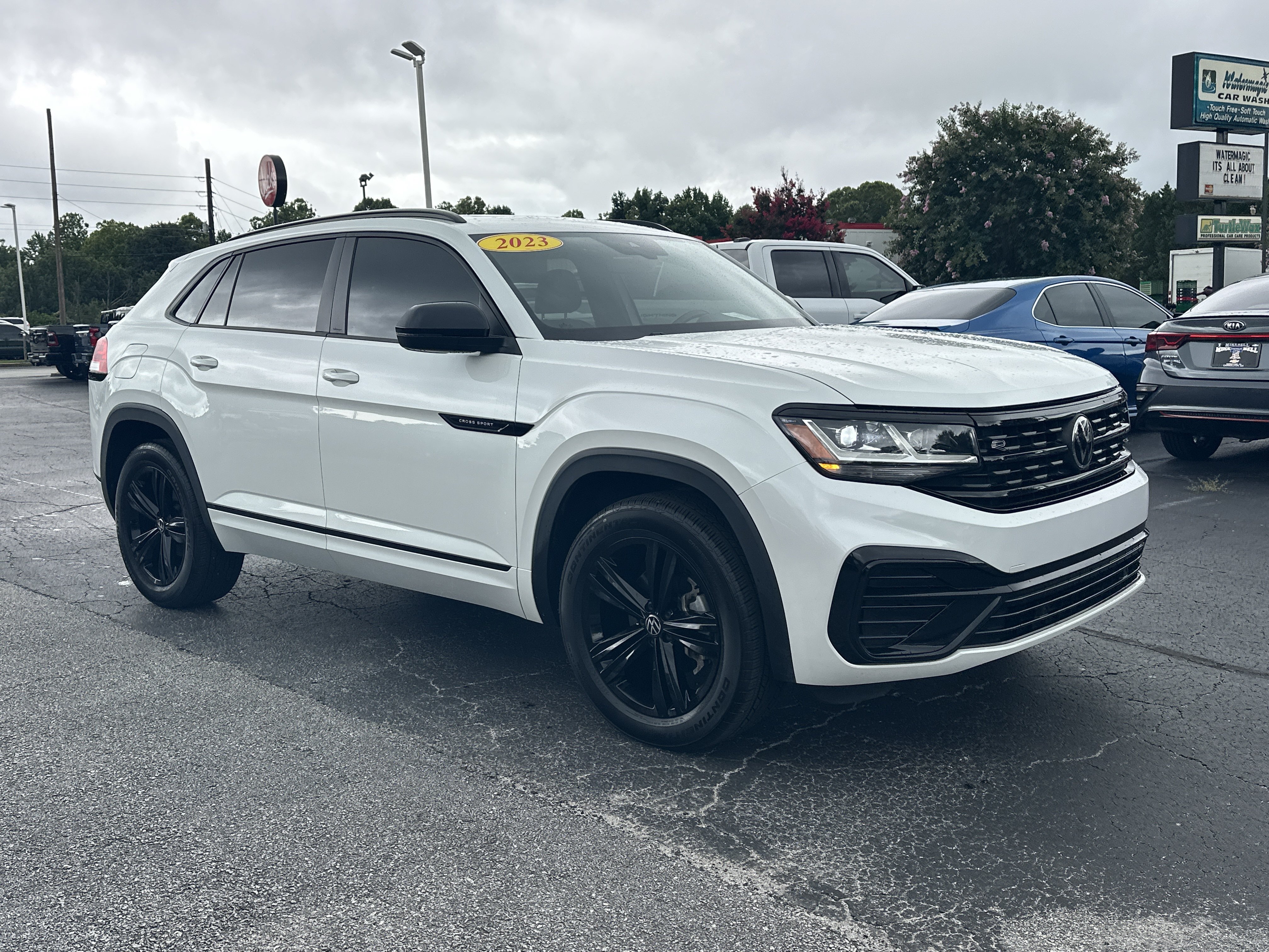 Used 2023 Volkswagen Atlas Cross Sport SEL R-Line AWD/4WD image 2