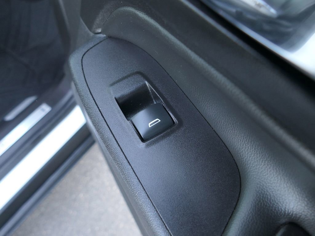 Used 2020 Chevrolet Equinox Premier w/ Premier Redline Edition image 29