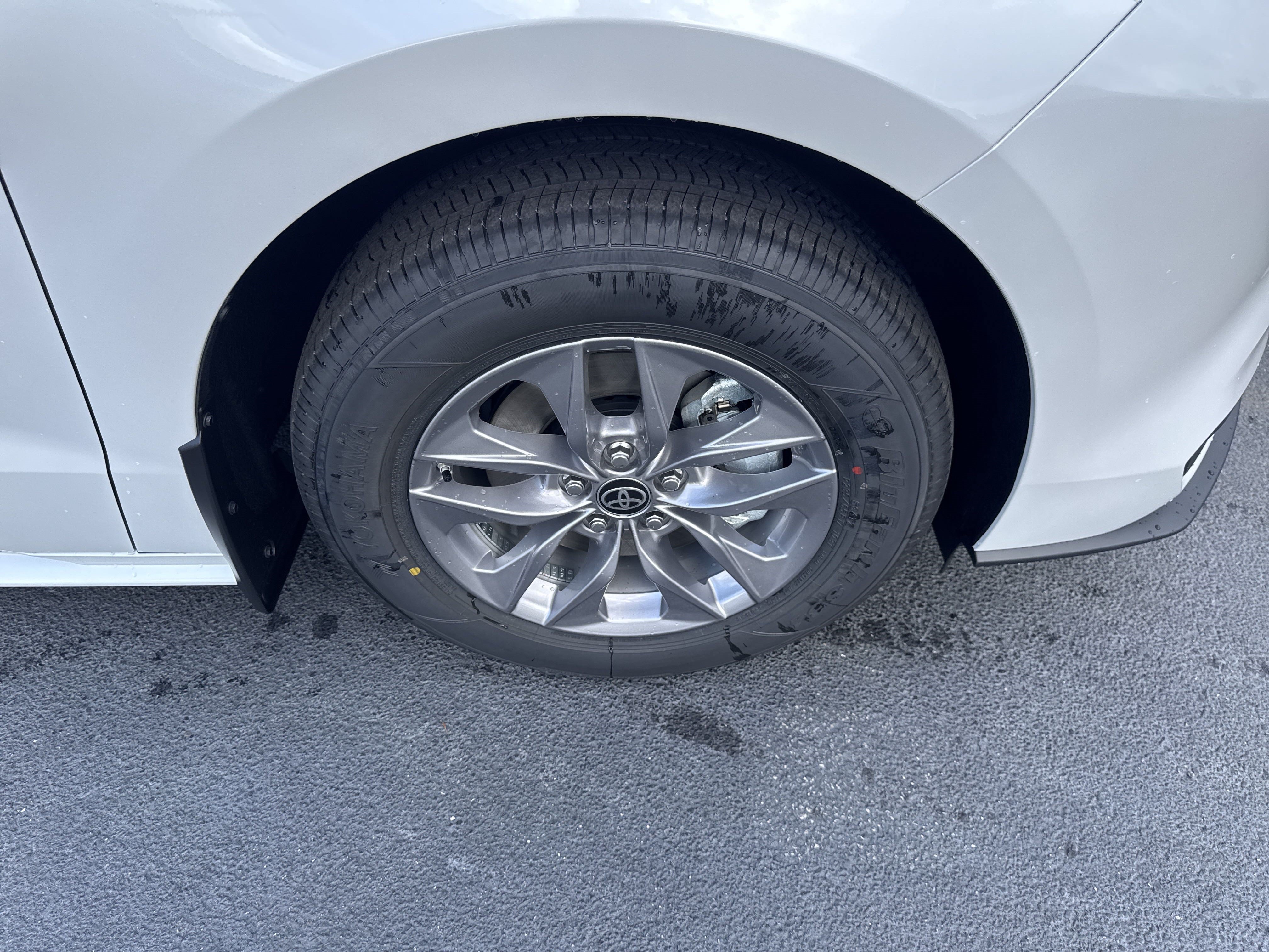 New 2025 Toyota Sienna XLE FWD image 10
