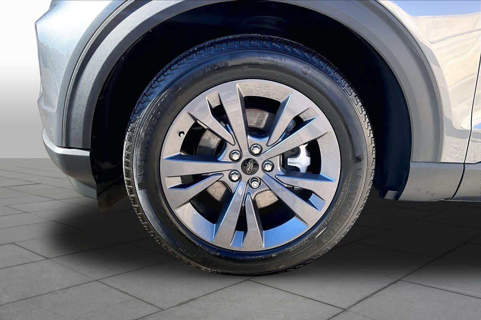 Used 2023 Ford Explorer XLT w/ Equipment Group 202A RWD image 11