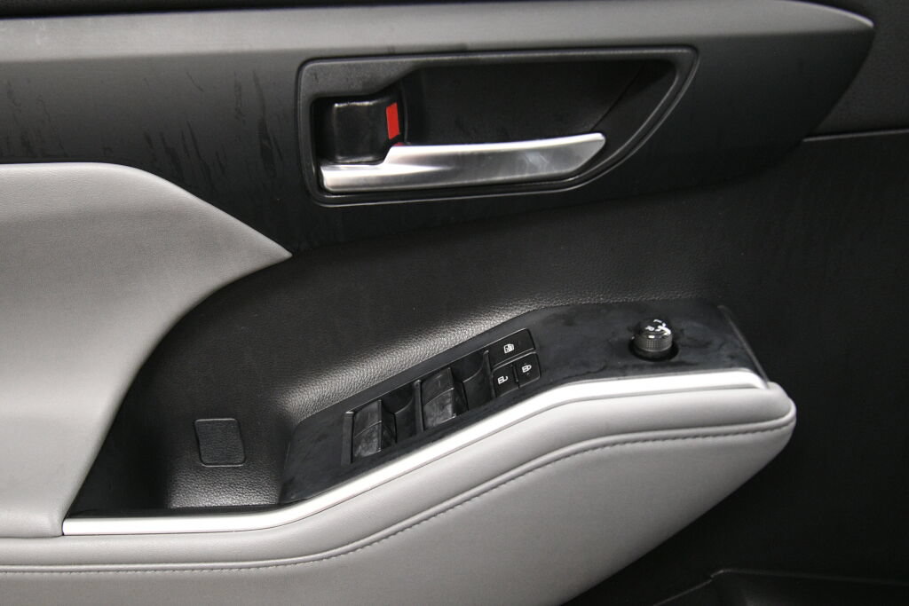 Used 2023 Toyota Highlander XLE AWD/4WD image 11