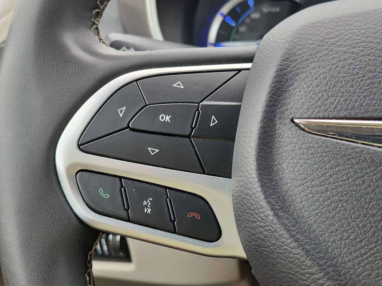 Used 2023 Chrysler Pacifica Touring-L FWD image 22