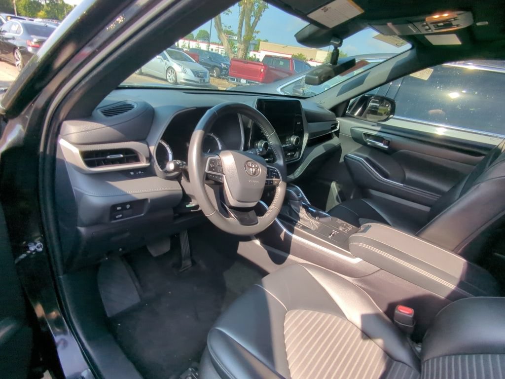 Used 2024 Toyota Highlander XSE FWD image 7