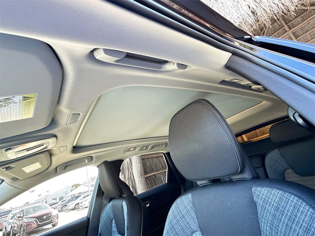 Used 2023 Volvo XC60 B5 Core image 24