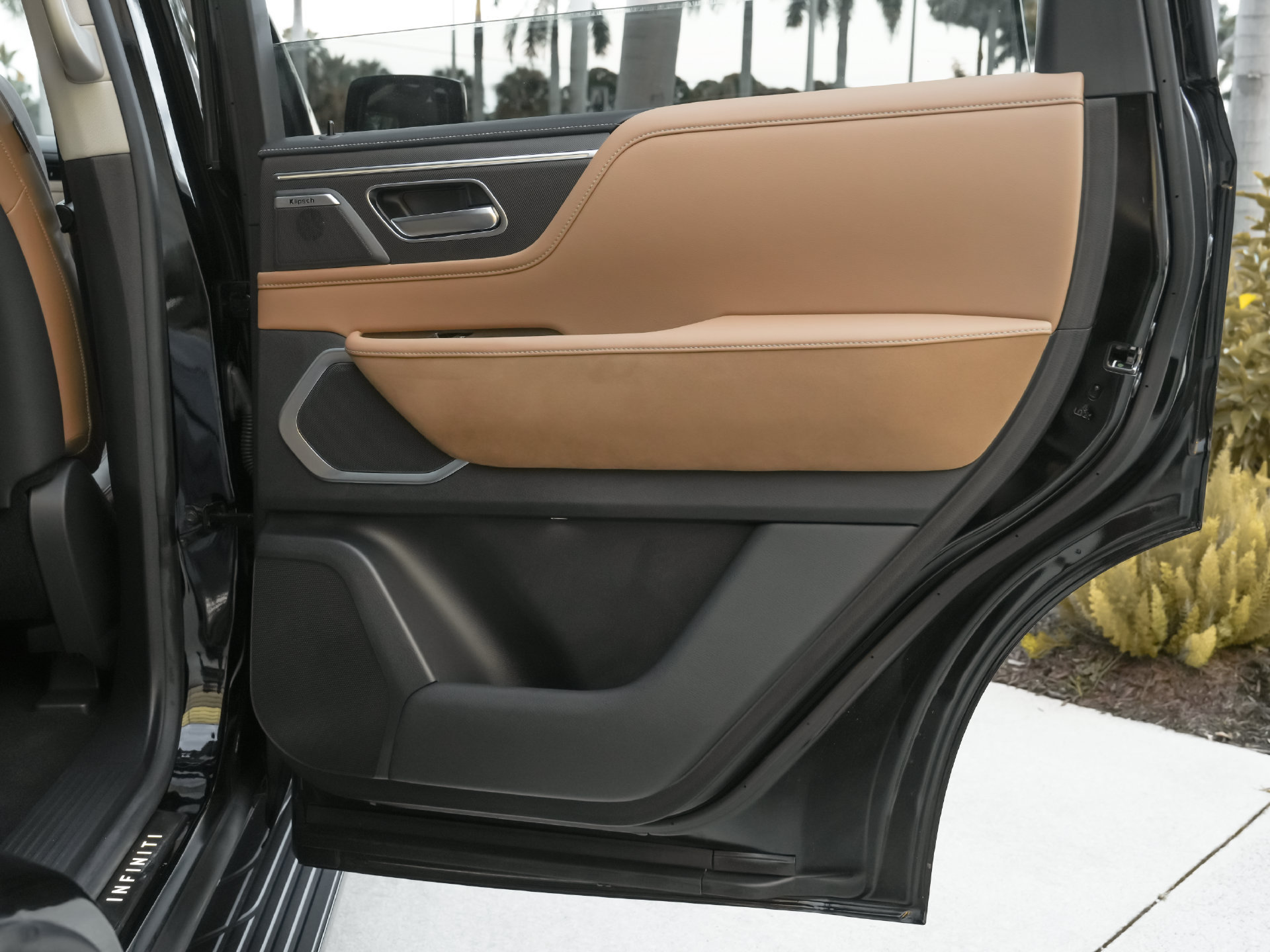 Used 2025 INFINITI QX80 Luxe RWD image 34
