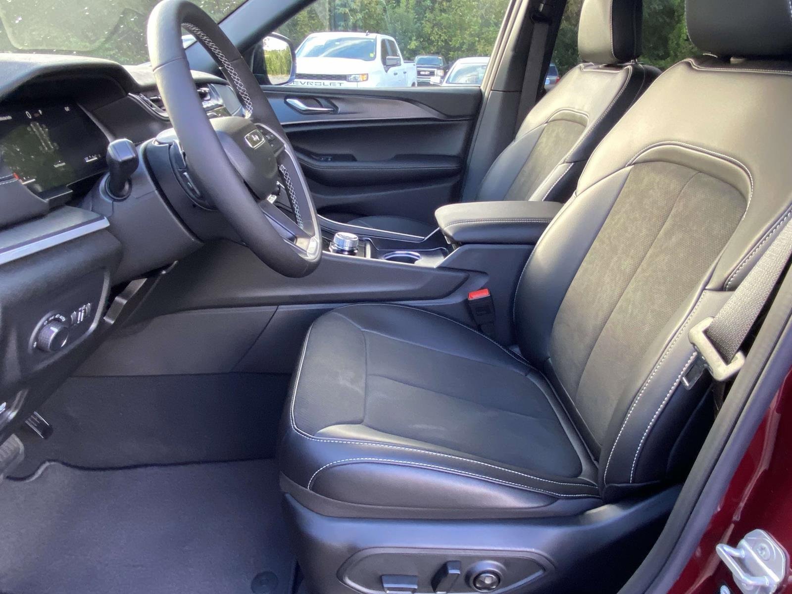 New 2025 Jeep Grand Cherokee Laredo image 15