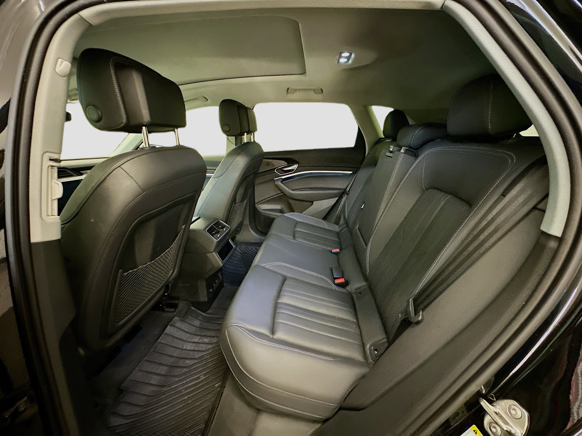 Used 2023 Audi e-tron Premium Plus w/ Premium Plus Package image 30