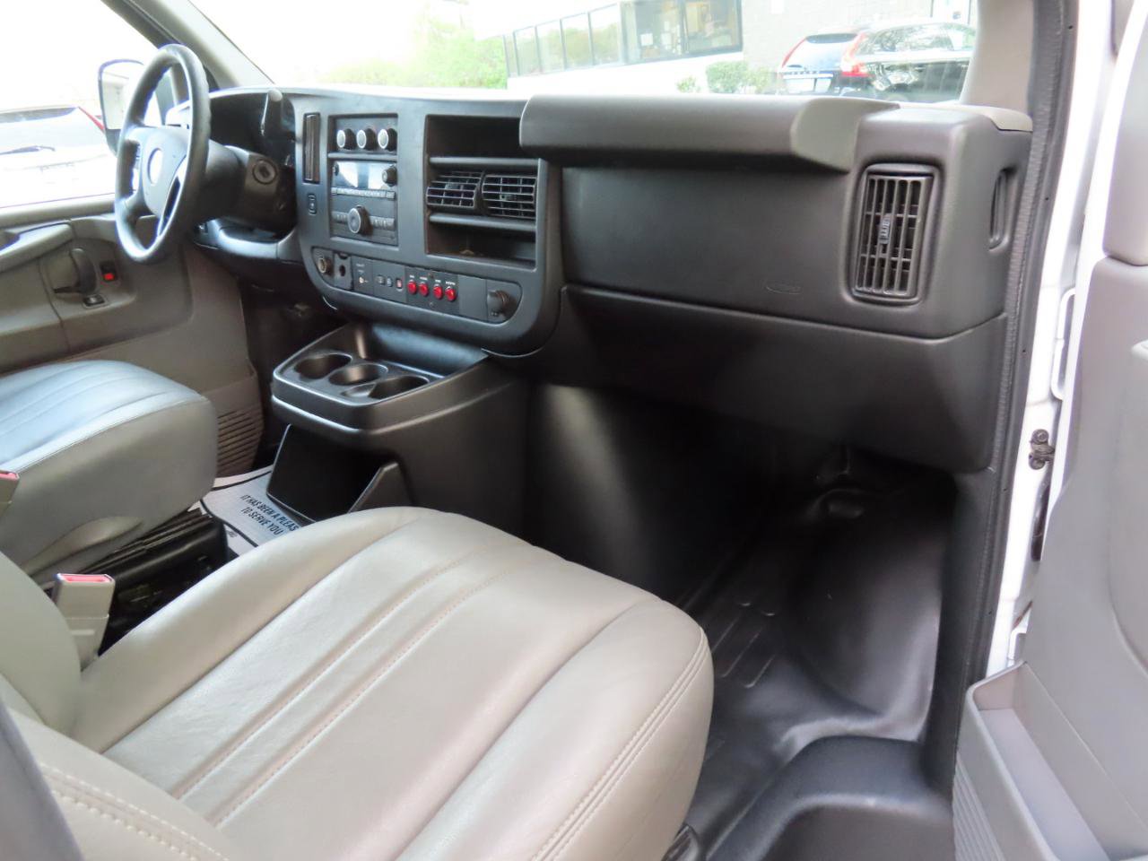 Used 2015 Chevrolet Express 2500 RWD image 17