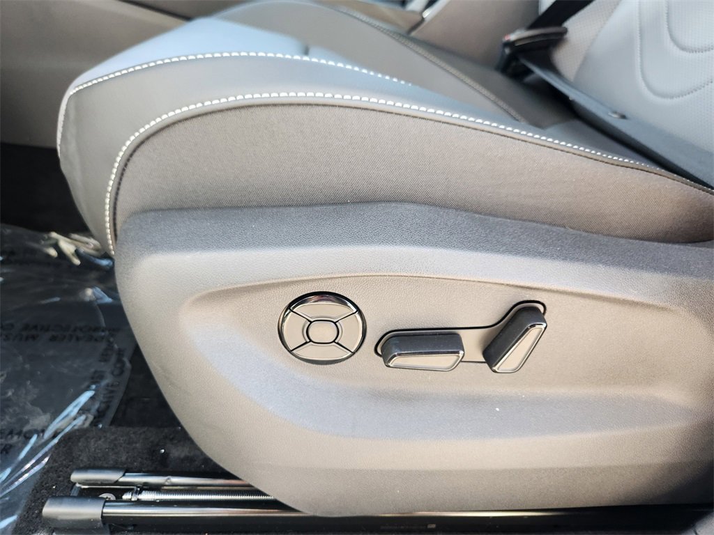 New 2025 Volkswagen Tiguan SE R-Line image 8