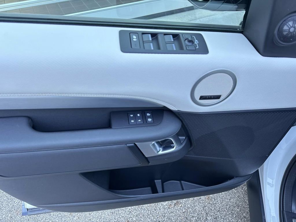 Certified 2025 Land Rover Discovery Dynamic SE AWD/4WD image 18
