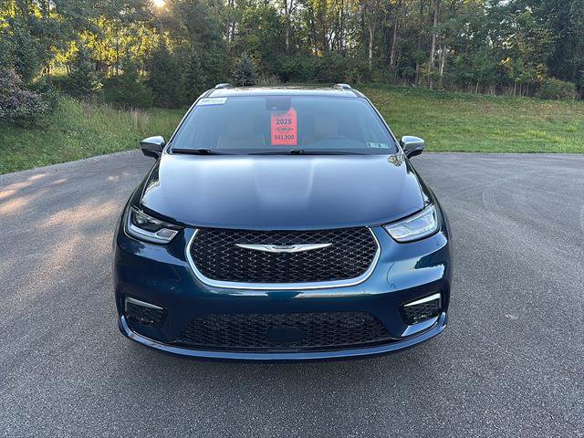 Used 2025 Chrysler Pacifica Pinnacle AWD/4WD image 7