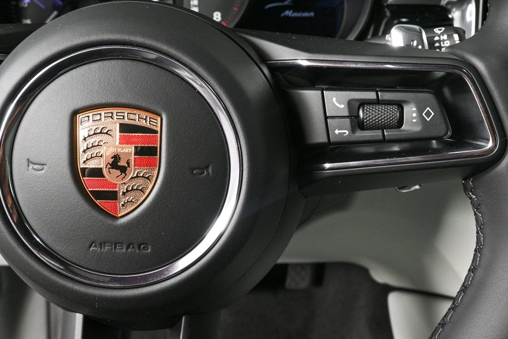 Certified 2025 Porsche Macan image 10