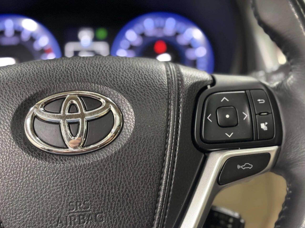 Used 2014 Toyota Highlander Limited w/ Driver Technology Package AWD/4WD image 33