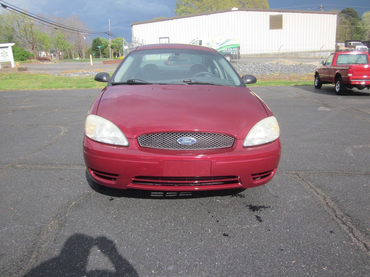 Used 2005 Ford Taurus SE FWD image 3
