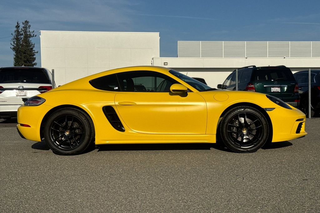 Used 2022 Porsche 718 Cayman RWD image 2