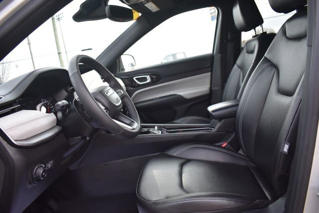 Used 2025 Jeep Compass Limited image 22