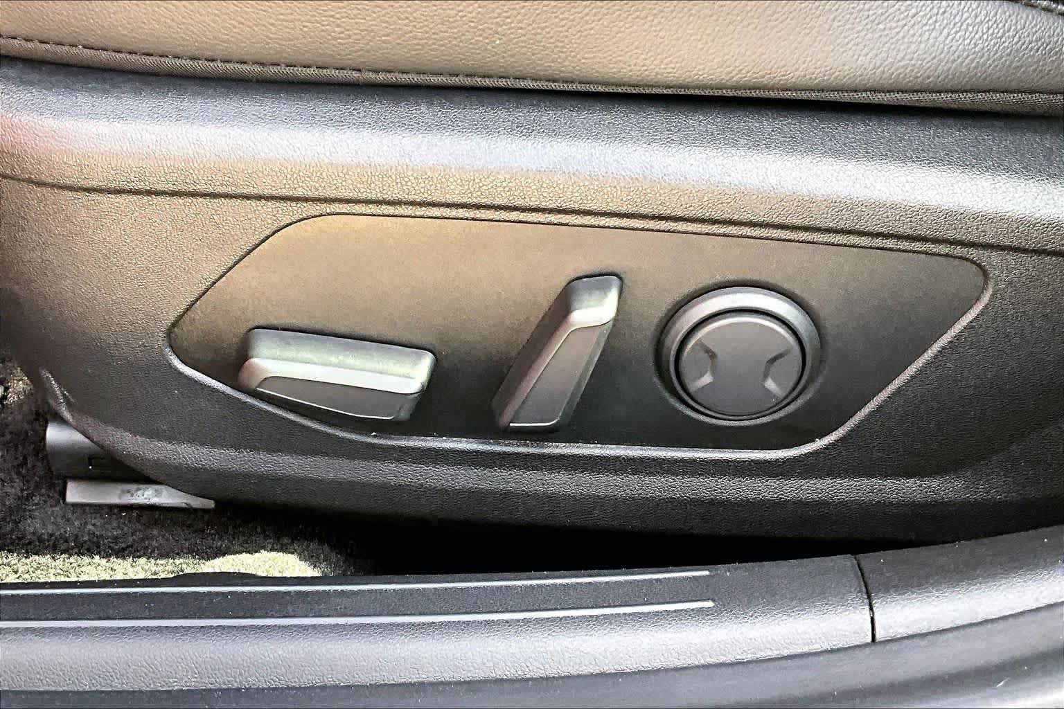 Certified 2025 Hyundai Elantra Limited FWD image 32