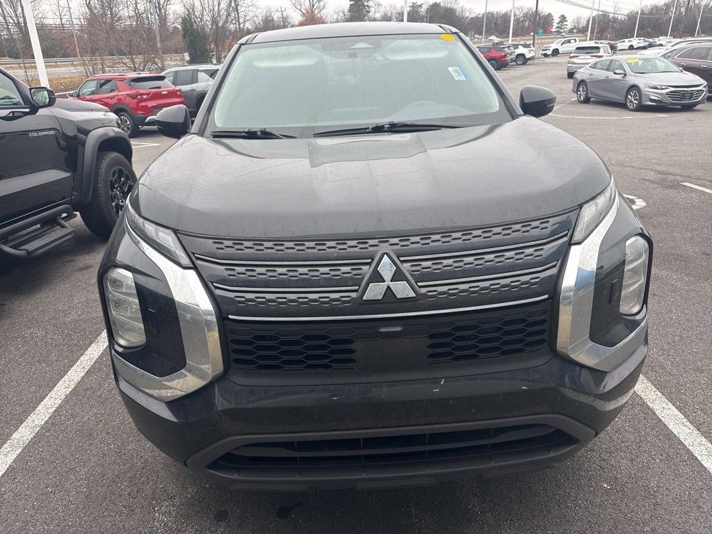 Used 2022 Mitsubishi Outlander ES image 2