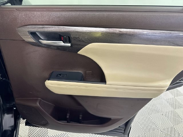 Used 2022 Toyota Highlander Limited FWD image 25