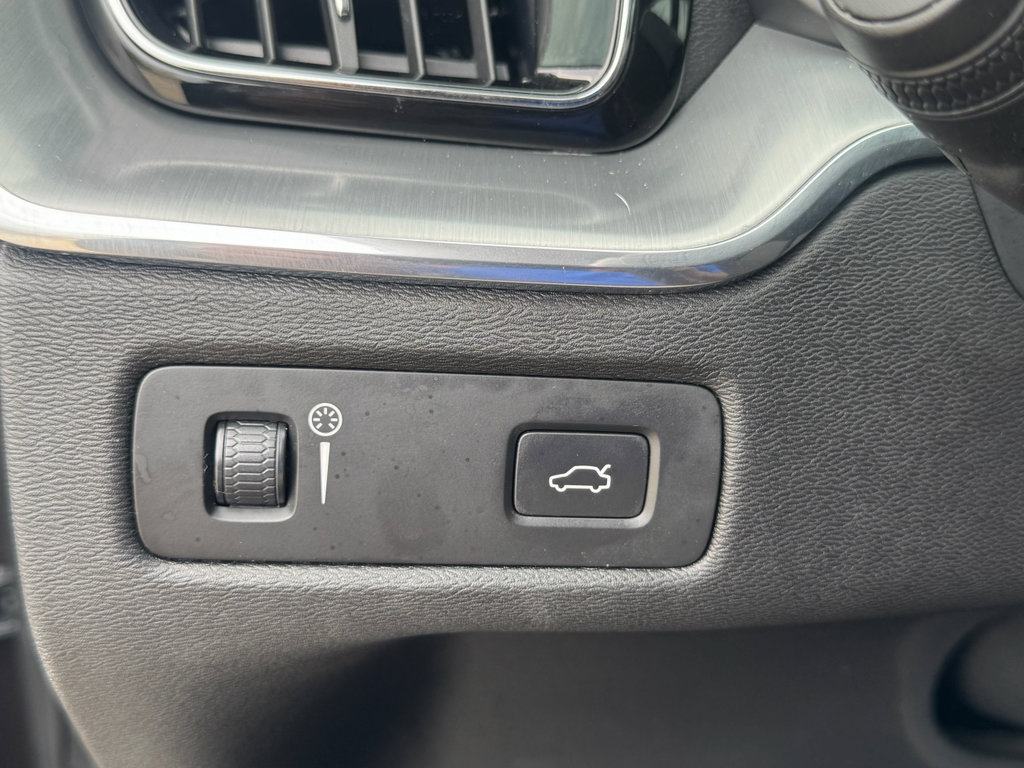 Used 2019 Volvo XC60 T5 Momentum w/ Multimedia Package AWD/4WD image 14