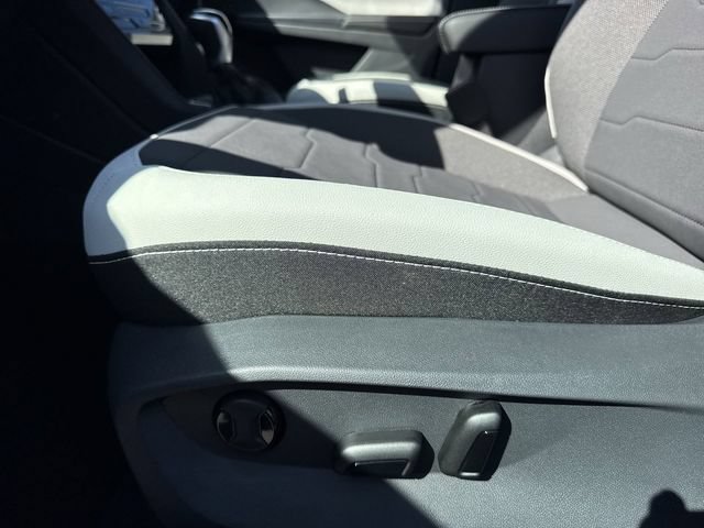 New 2026 Volkswagen Taos SE FWD image 12