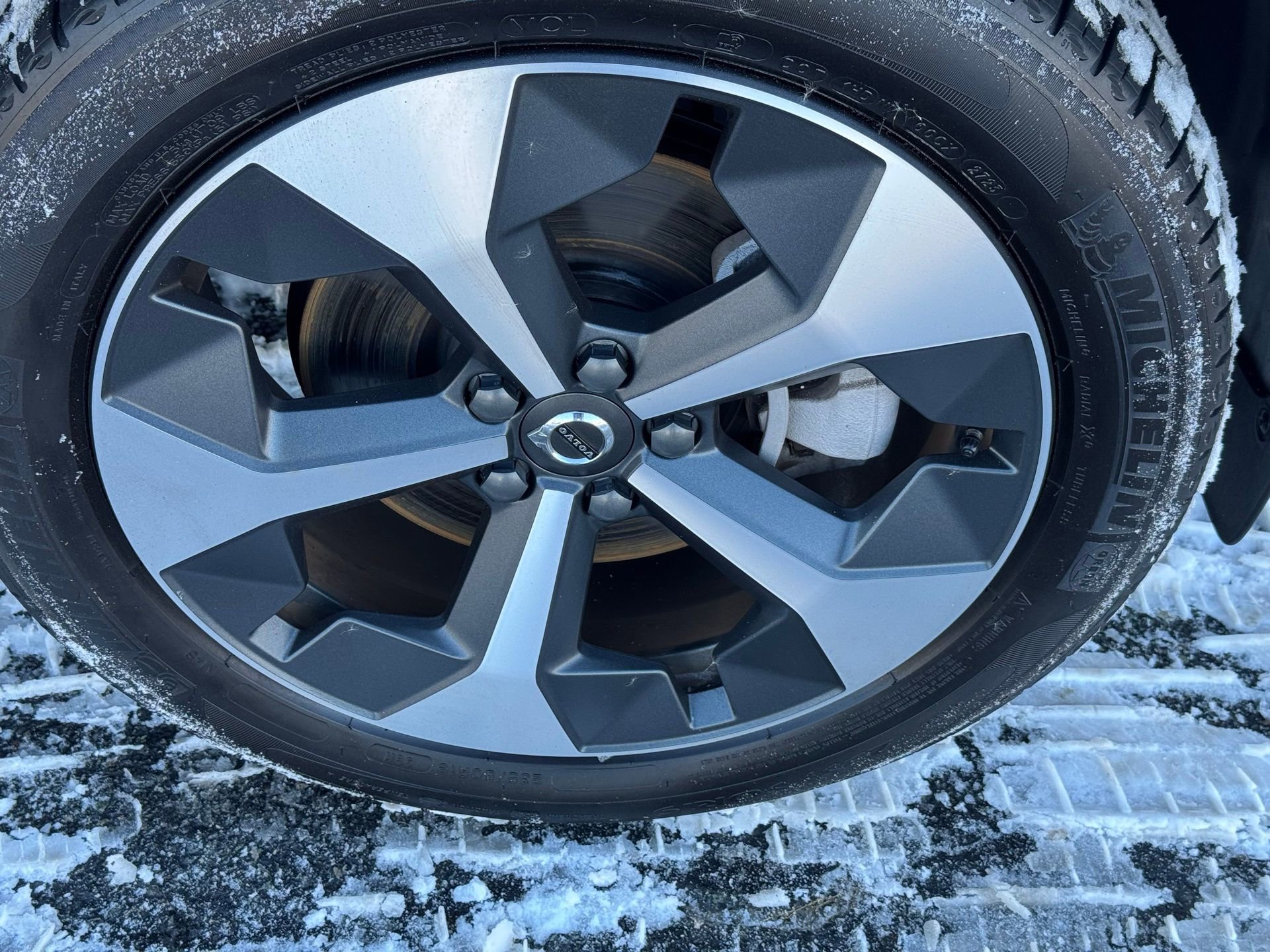 Used 2024 Volvo XC40 B5 Plus image 9