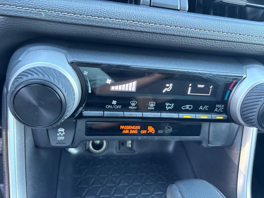 Used 2019 Toyota RAV4 LE w/ Carpet Mat Package FWD image 23