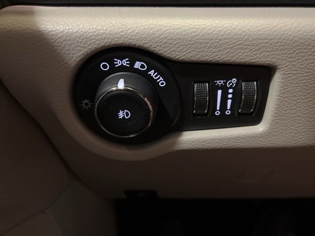 Used 2024 Chrysler Pacifica Select image 43
