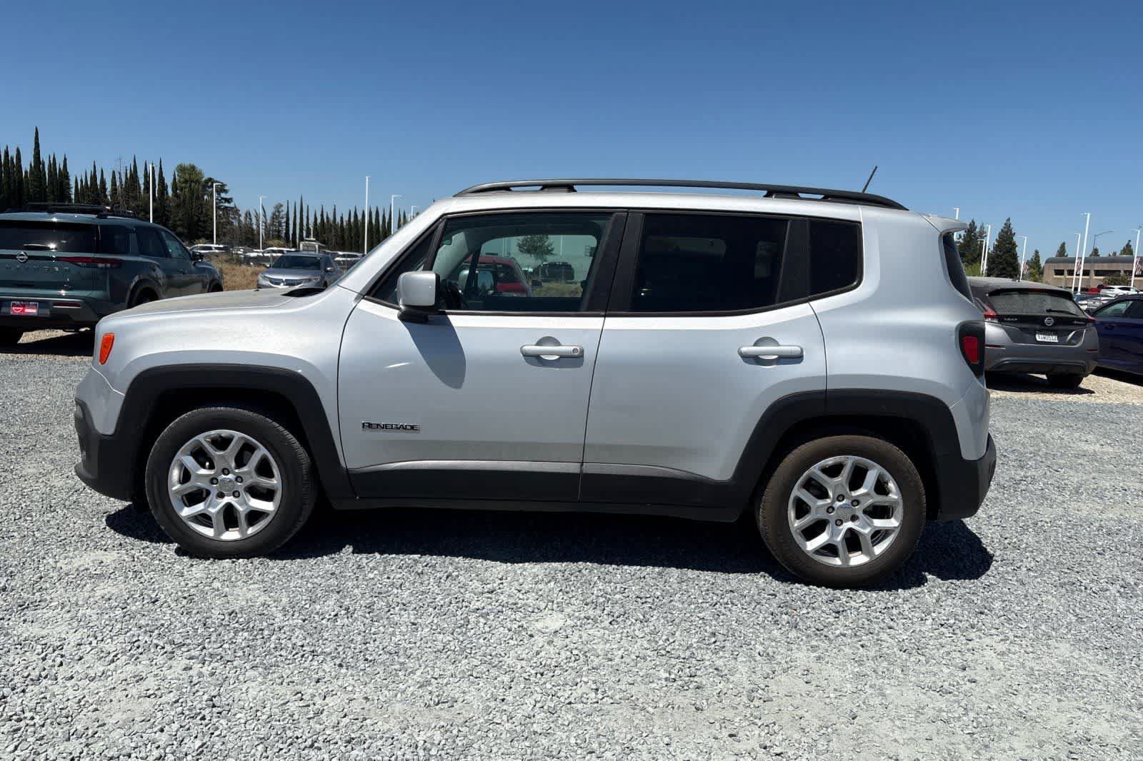 Used 2017 Jeep Renegade Latitude FWD image 6