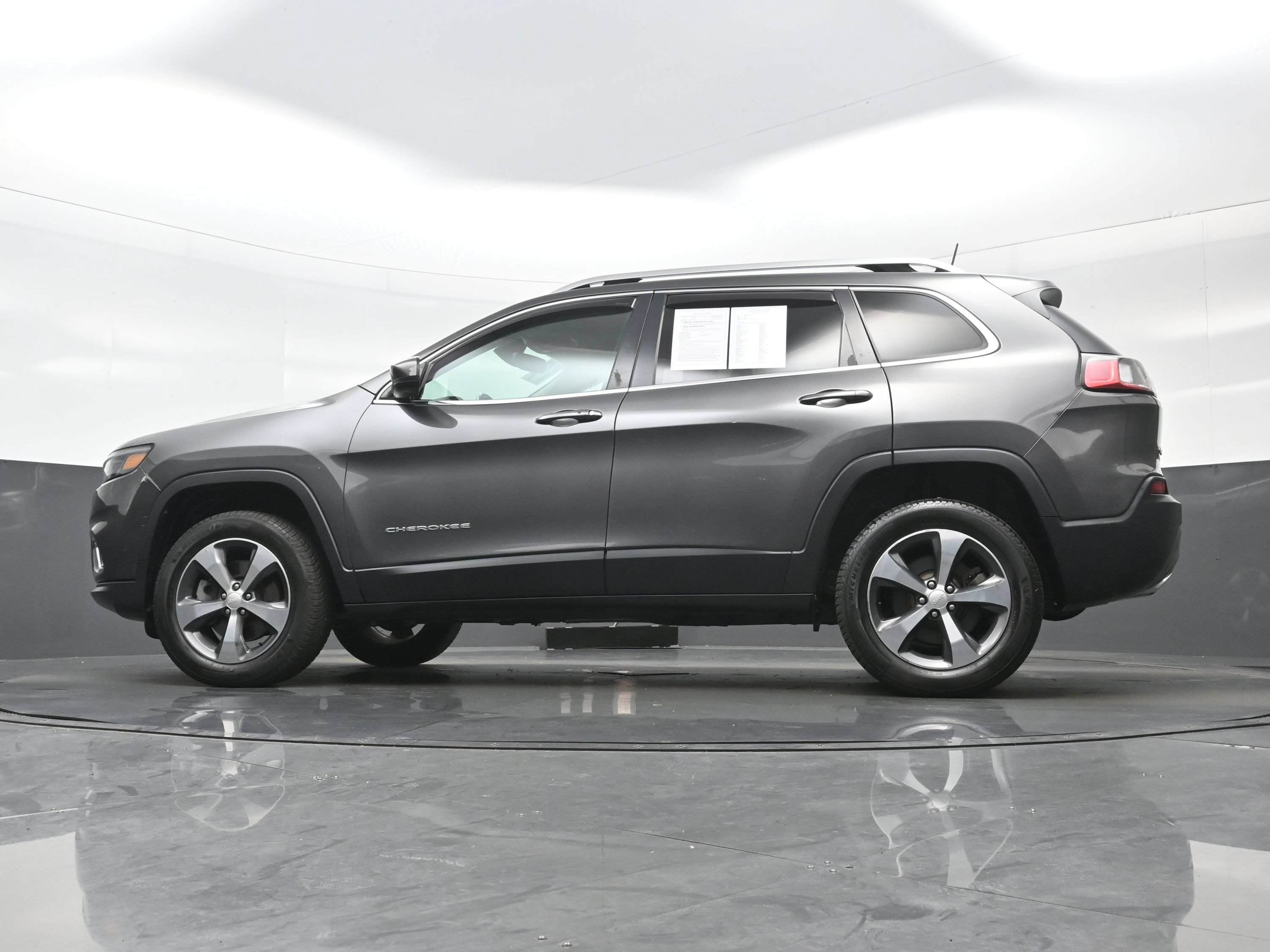 Used 2019 Jeep Cherokee Limited w/ Trailer Tow Group AWD/4WD image 32