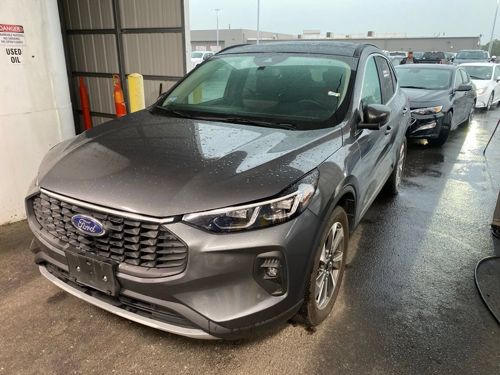Used 2025 Ford Escape Platinum AWD/4WD image 2