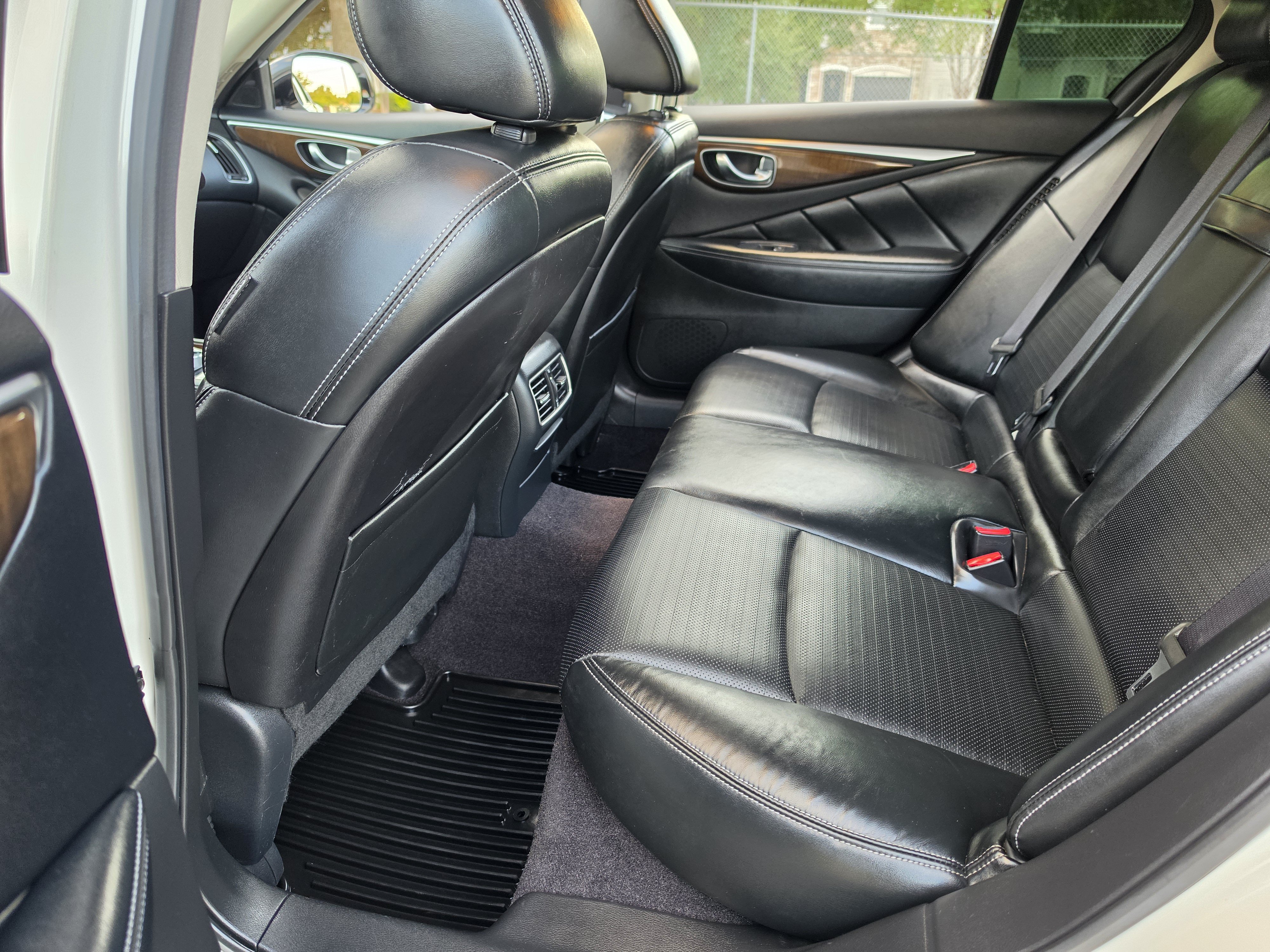 Used 2014 INFINITI Q50 Hybrid w/ Deluxe Technology Package RWD image 20