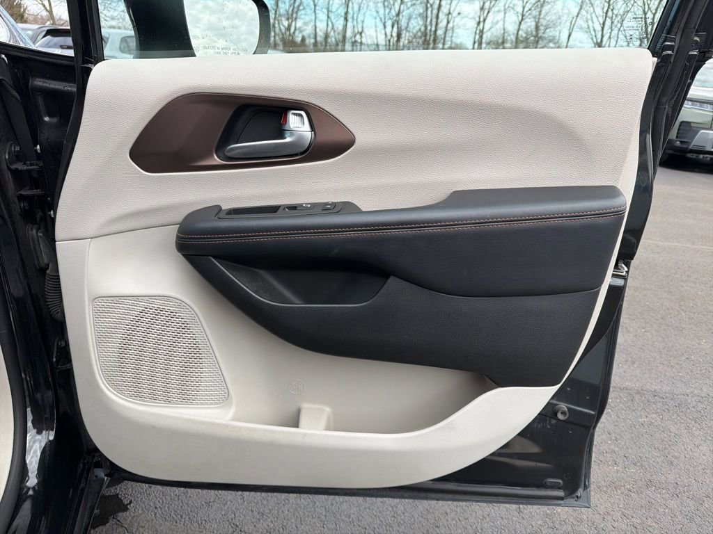 Used 2017 Chrysler Pacifica Touring image 27