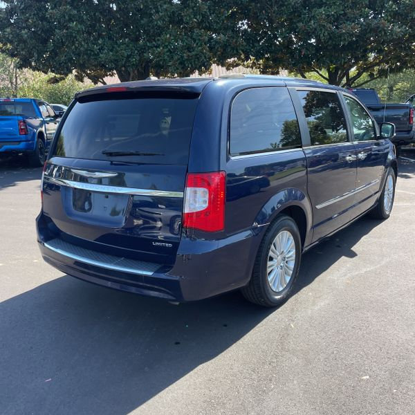 Used 2015 Chrysler Town & Country Limited image 5