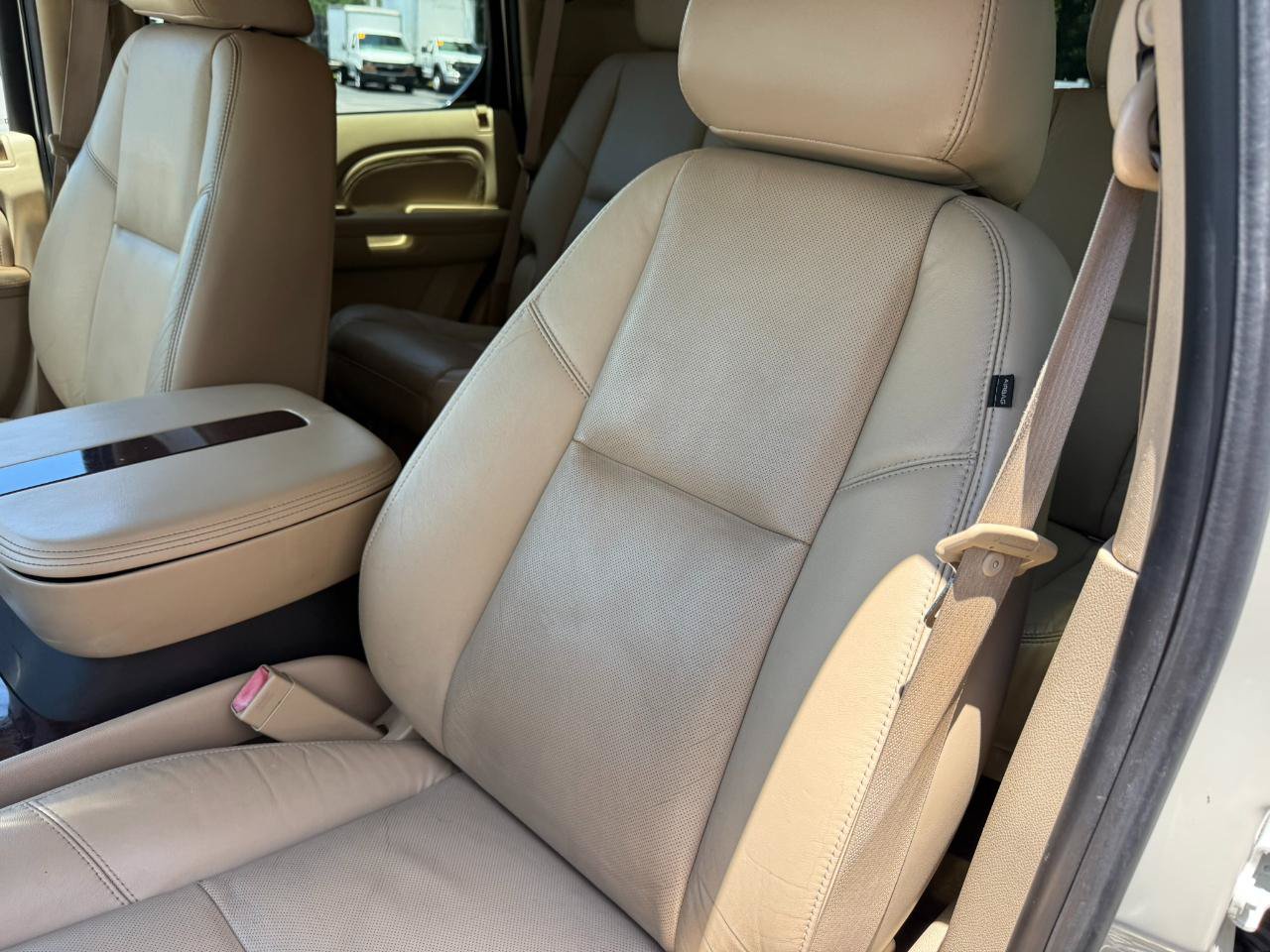 Used 2011 Cadillac Escalade Premium AWD/4WD image 29