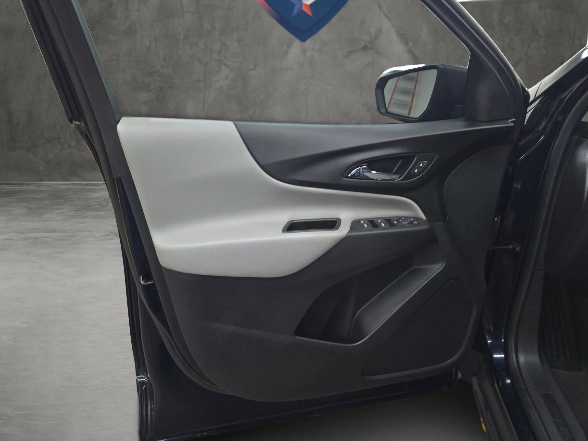 Used 2021 Chevrolet Equinox LS image 36